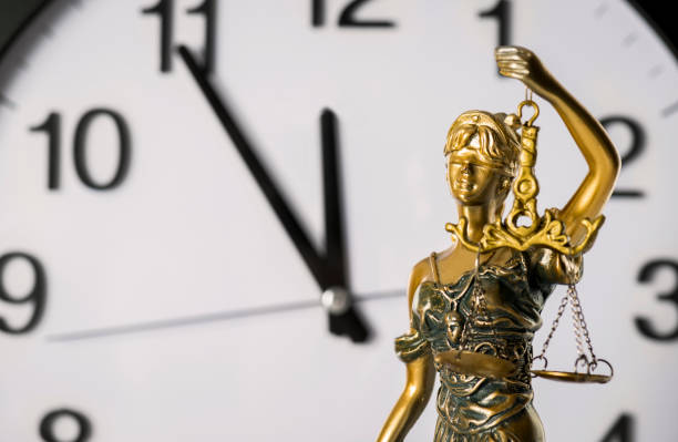 An image of a ticking clock and a golden statuette of lady justice, representing the Tennessee lemon law time limit.